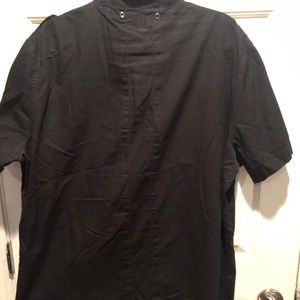 Snap close short sleeve fitted shirt